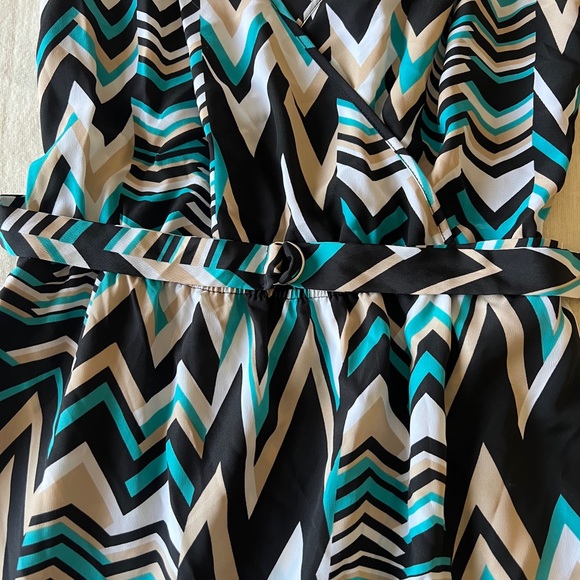 bebe Black and White Geometric V-Neck Puff Sleeve Knee-Length Sundress - Picture 7 of 8